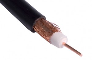 Cable coaxial. La maraña de cables sobre el plástico blanco es para aislar el cable del centro.